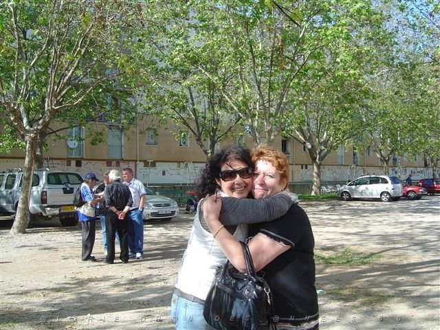 NIMES 2008 25 2 amies heureuses des retrouvailles.JPG -                                